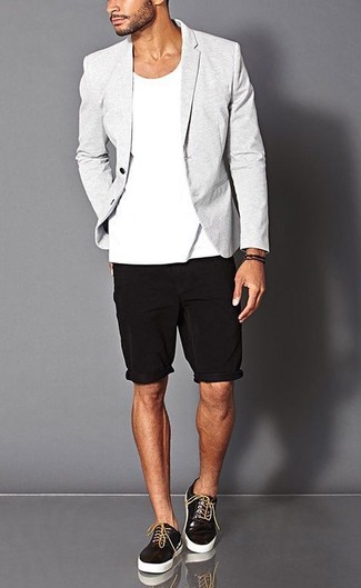 Des baskets basses à porter avec un short noir