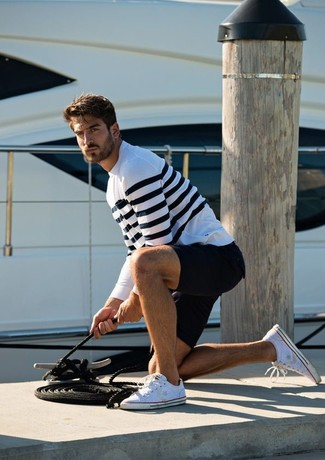 Des baskets basses à porter avec un short noir