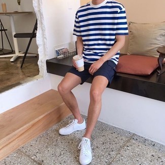 Des baskets basses à porter avec un short noir