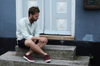 Des baskets basses à porter avec un short noir