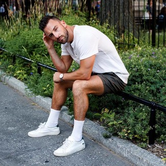 Des baskets basses à porter avec un short noir