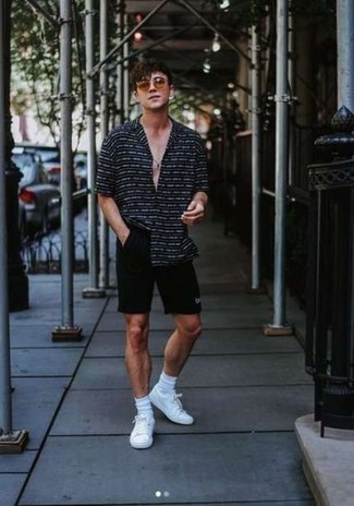 Des baskets basses à porter avec un short noir