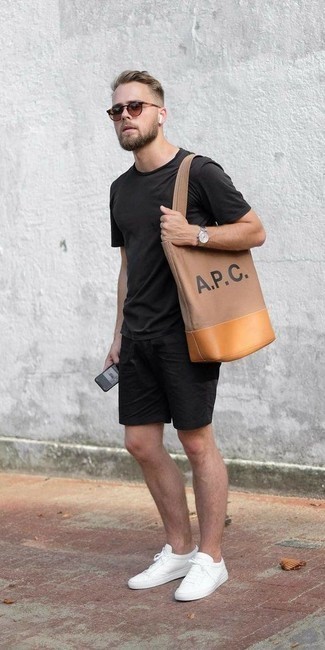Des baskets basses à porter avec un short noir