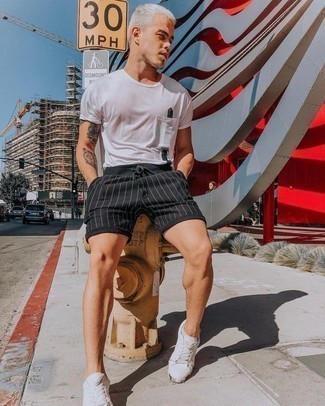 Des baskets basses à porter avec un short noir