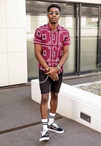 Des baskets basses à porter avec un short noir