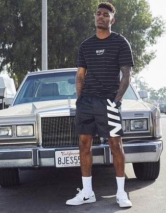 Des baskets basses à porter avec un short noir