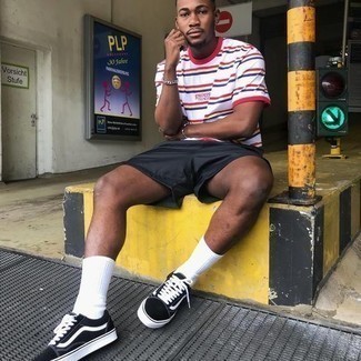 Des baskets basses à porter avec un short noir