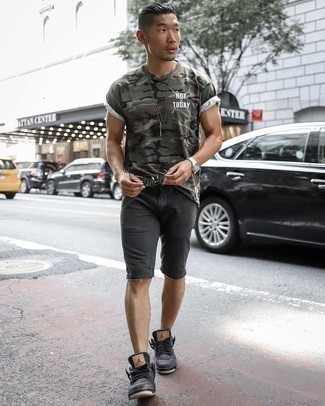 Des baskets basses à porter avec un short noir