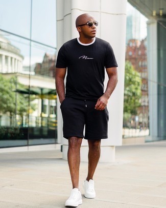 Des baskets basses à porter avec un short noir