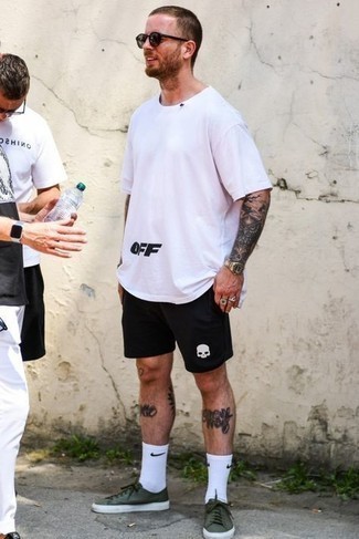 Des baskets basses à porter avec un short noir