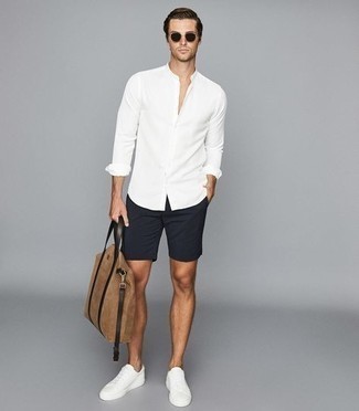 Des baskets basses à porter avec un short noir