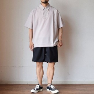 Des baskets basses à porter avec un short noir