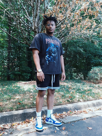 Des baskets basses à porter avec un short noir