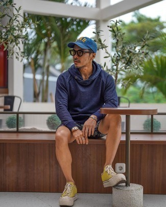 Des baskets basses à porter avec un short noir
