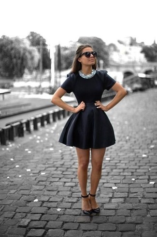 Comment porter une jupe patineuse noire