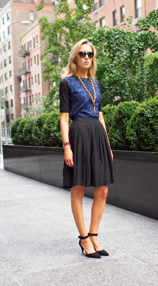 Comment porter une jupe patineuse noire