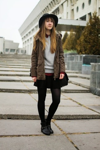 Comment porter une jupe patineuse noire