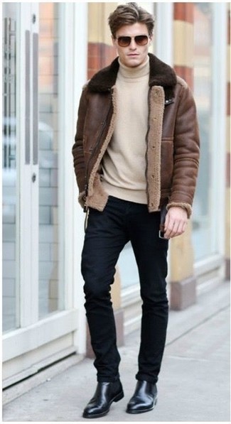 Un pull à col roulé à porter avec un jean skinny noir