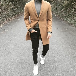 Un pull à col roulé à porter avec un jean skinny noir