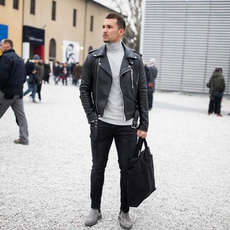 Un pull à col roulé à porter avec un jean skinny noir