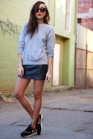 Comment porter une jupe noire avec des baskets noires