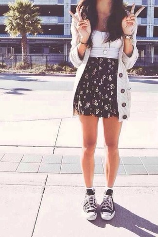 Comment porter une jupe noire avec des baskets noires