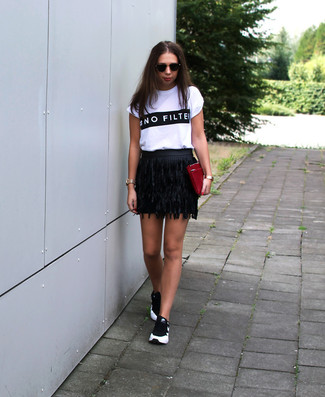 Comment porter une jupe noire avec des baskets noires