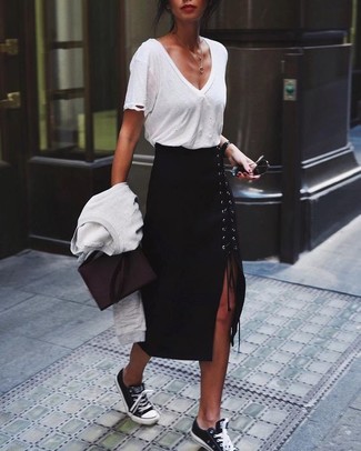 Comment porter une jupe noire avec des baskets noires