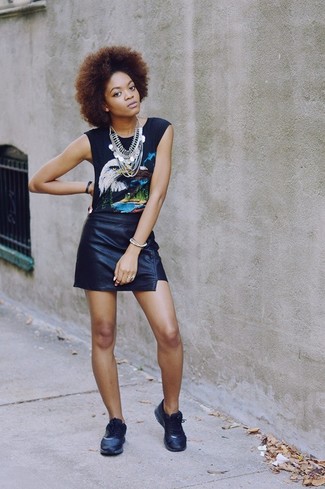 Comment porter une jupe noire avec des baskets noires