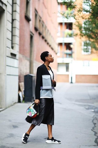 Comment porter une jupe noire avec des baskets noires au printemps