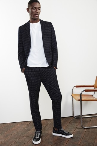 Un costume à porter avec des baskets noires