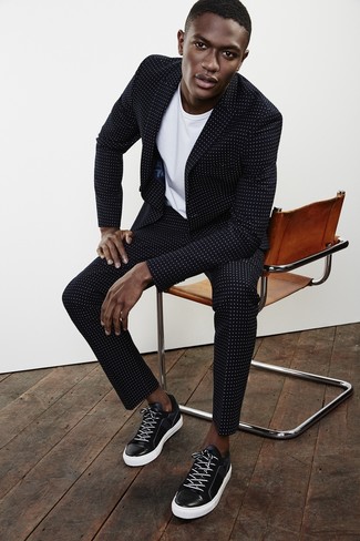 Un costume à porter avec des baskets noires