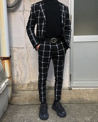 Un costume à porter avec des baskets noires