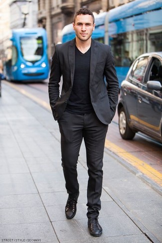 Un costume à porter avec des baskets noires