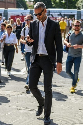 Un costume à porter avec des baskets noires