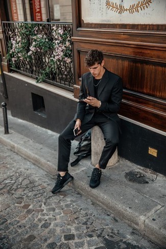 Un costume à porter avec des baskets noires