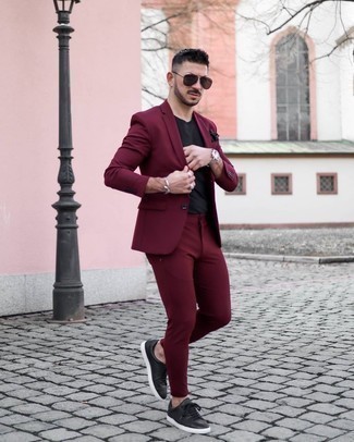 Un costume à porter avec des baskets noires