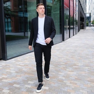 Un costume à porter avec des baskets noires