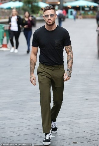Comment porter des chaussettes noires quand il fait très chaud