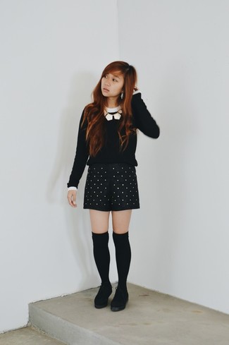 Comment porter un short en cuir à clous noir