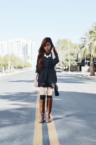 Comment porter un short en cuir à clous noir