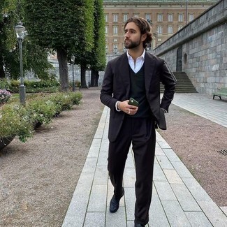 Un pull à col en v à porter avec un costume noir