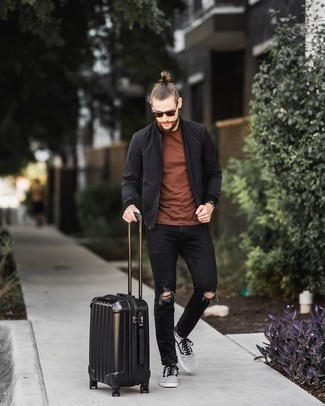 Comment porter une valise noire pour un style relax