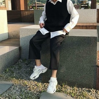 Comment porter un pull en v sans manches noir à 30 ans