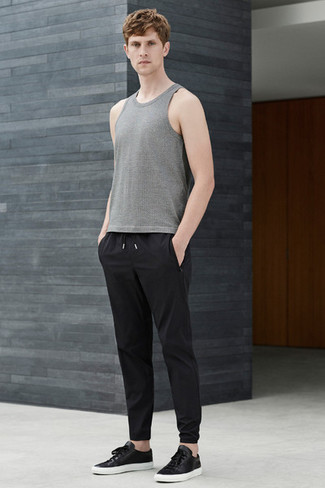 Comment porter un pantalon de jogging noir quand il fait très chaud