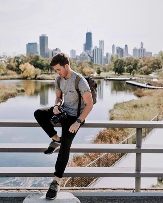 Comment porter un pantalon de jogging noir quand il fait très chaud
