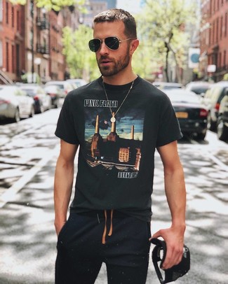 Comment porter un pantalon de jogging noir quand il fait très chaud