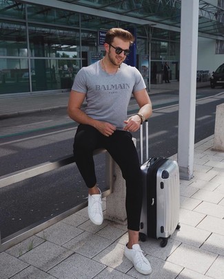 Comment porter un pantalon de jogging noir quand il fait très chaud