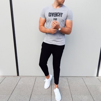 Comment porter un pantalon de jogging noir quand il fait très chaud