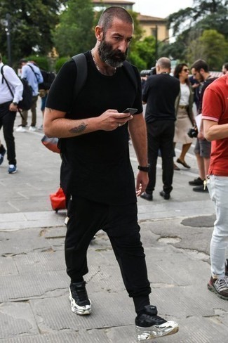 Comment porter un pantalon de jogging noir quand il fait très chaud